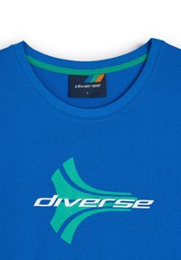 Niebieska bawełniana koszulka z zielonym wewnętrznym kołnierzykiem oraz wyraźną białą i zieloną grafiką logo z przodu. Rozmiar: L.