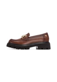 Mocasines de cuero marrón con suela negra gruesa, que presentan un acento de hardware dorado y detalles de costura a lo largo de la parte superior.