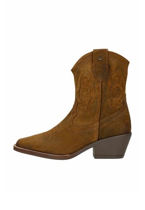 Bruine suède western enkellaars met spitse neus, decoratieve stiksels, een trekhaak en een gestapelde blokhak.