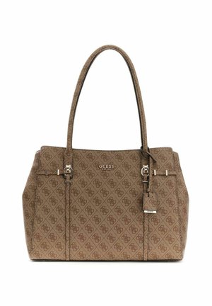 Sac cabas marron Guess avec motif monogramme, double poignée, logo à l'avant et étiquette décorative suspendue à la poignée droite.