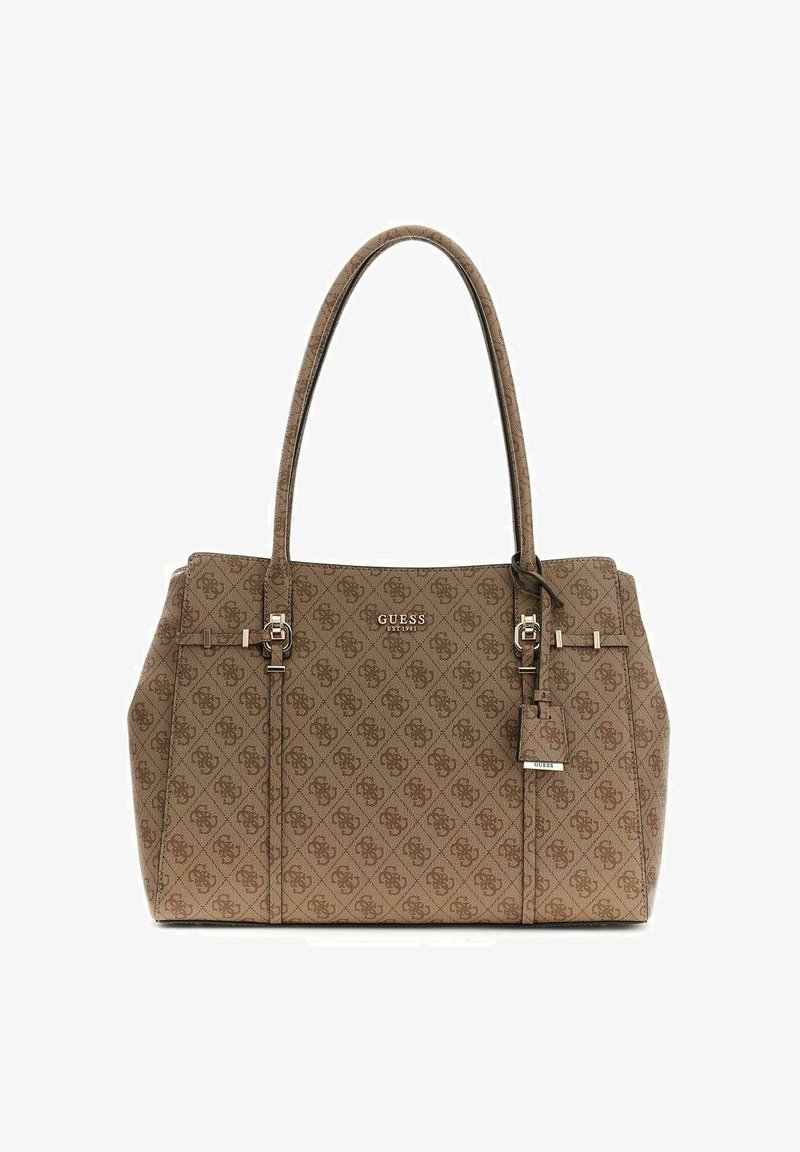 Sac cabas marron Guess avec motif monogramme, double poignée, logo à l'avant et étiquette décorative suspendue à la poignée droite.