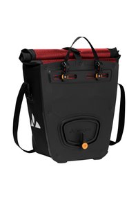 Zaino impermeabile nero con chiusura roll-top rossa, due clip di attacco e un logo sulla parte anteriore. Presenta un'etichetta arancione nella parte inferiore.