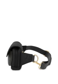 Svart läderväska med en slät yta, med rundad form, guldfärgad hårdvara och en avtagbar rem. Enkla präglade detaljer.