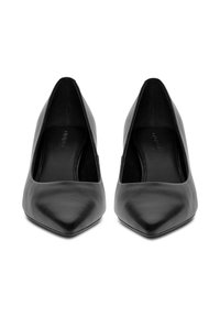 Mustad kõrge kontsaga mustad nahkjalatsid terava ninaga disainiga, millel on sile tekstuur ja minimalistlik struktuur. Ilma nähtavate metallosade või aktsentideta.