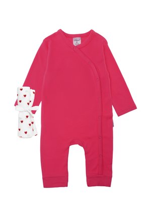 Helles, pinkfarbenes Baby-Strampler mit langen Ärmeln und seitlichen Druckknopfverschlüssen, daneben eine zusammengerollte weiße Stoffrolle mit kleinen roten Herzen gebunden.