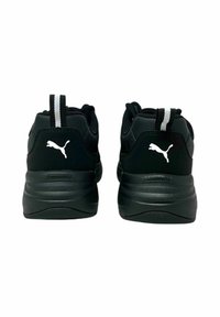 Sneakers neri con tessuto testurizzato, dettagli del logo bianco e suola in gomma. Include un'etichetta sul tallone con strisce bianche e nere.