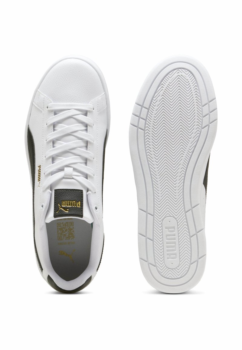 Weiße Sneaker mit schwarzen Akzenten, ausgestattet mit einer strukturierten Gummisohle, klassischem Schnürdesign und einem goldenen Logodetail auf der Zunge.
