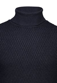 Maglione a collo alto di un blu scuro con un motivo a diamante texturizzato, caratterizzato da un alto collo e polsini a coste. Realizzato in tessuto lavorato a maglia.