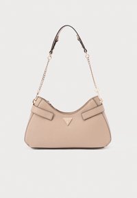 Borsa beige in ecopelle con forma curva, manico a catena regolabile e dettaglio logo sul davanti. Texture liscia con dettagli di cinturini piegati.