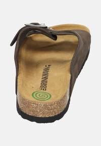 Sandale en cuir marron avec un amortisseur en liège et une semelle en caoutchouc ; dispose d'une sangle réglable et d'un design ouvert à bout plat.