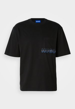 Schwarzes Baumwoll-T-Shirt mit Rundhalsausschnitt, ausgestattet mit einer linken Brusttasche und blauer gestickter "HUGO"-Schrift auf der Vorderseite. Klassische Passform.