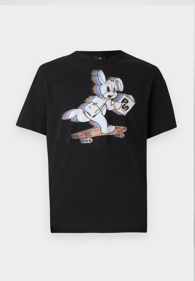 Must värvi puuvillane T-särk, millel on graafika koomiksite küüliku peal, kes sõidab rulluiskudel ja hoiab käes kastikest, millel on silt "PS". Lühikesed varrukad ja ümar kaelus.