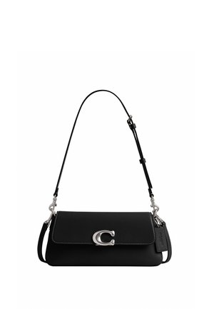 Sac à bandoulière en cuir noir avec boucle argentée en forme de lettre C et sangle réglable amovible.
