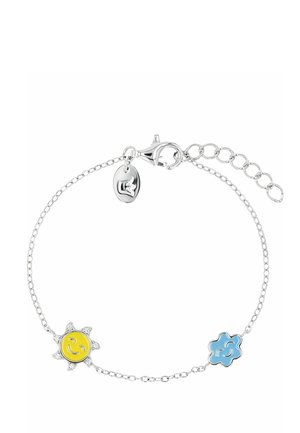 Pulsera de cadena plateada con dijes de sol amarillo y flor azul, cierre de langosta y pequeño dije ovalado.