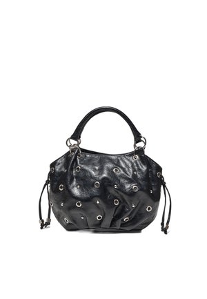 Sort læderhåndtaske med sølvfarvede nittebeslag og top-hanker, snøre-detaljer på siderne, struktureret men afslappet form.
