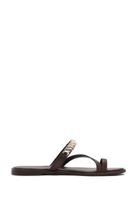 Sandalo marrone piatto con due sottili cinturini, uno dei quali presenta un dettaglio in metallo argentato intrecciato, punta aperta e design senza retro.