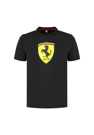 Czarna koszulka z krótkim rękawem wykonana z bawełny, z żółtym logo tarczy Ferrari przedstawiającym skaczącego konia oraz paskami w kolorach zielonym, białym i czerwonym.