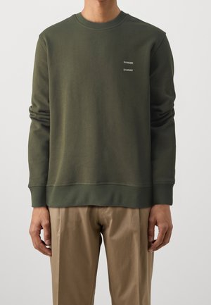 Olivgrön sweatshirt med rund halsringning, ribbade ärmslut och fåll, har liten vit "SAMSØE"-logotyp på bröstet, tillverkad av mjukt material.