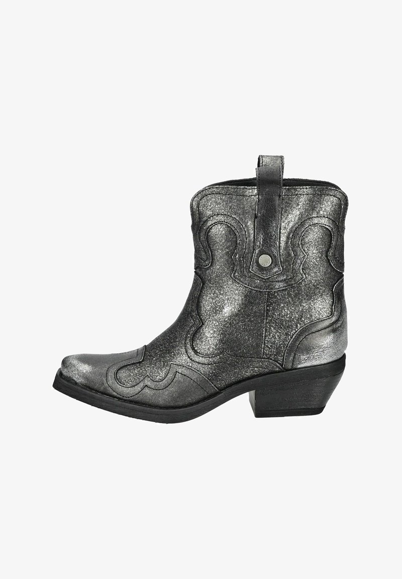 Bota vaquera de metal plateado con punta afilada, detalles de costura curvada y una lengüeta. Presenta un tacón bajo apilado y un acabado texturizado.