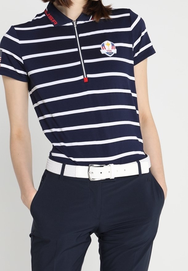 Polo bleu marine et blanc à rayures avec un zip court et un logo USA brodé, associé à un pantalon bleu marine et une ceinture blanche.