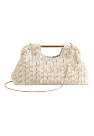 Cremefarbene gewebte Clutch mit goldfarbenem Metallrahmengriff und dünnem goldfarbenem Kettenriemen, mit Chevron-Strickmuster.