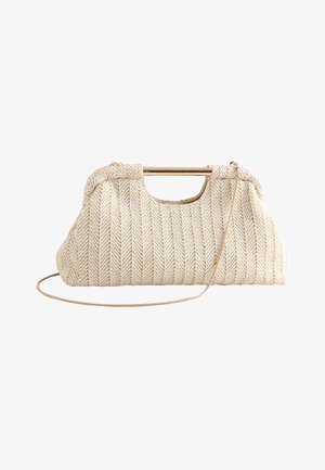 Cremefarbene gewebte Clutch mit goldfarbenem Metallrahmengriff und dünnem goldfarbenem Kettenriemen, mit Chevron-Strickmuster.
