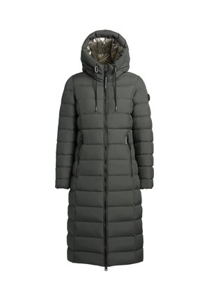 Long manteau matelass é vert foncé, doté d'une capuche, d'une fermeture éclair à l'avant et de poches latérales. Texturé avec des motifs matelassés horizontaux.