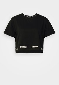 Camiseta corta negra hecha de tela suave. Presenta un cuello redondo y la marca blanca "STRONGER" en el dobladillo. Mangas cortas y corte relajado.