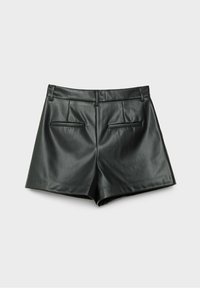 Pantalones cortos de cuero sintético negro con una textura suave, cintura alta y dos bolsillos traseros. Presentan un ajuste entallado y un dobladillo de corte limpio.