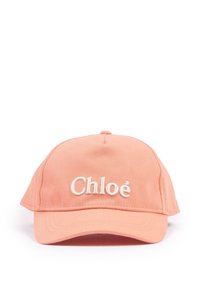 Gorra de béisbol de algodón rosa con el logo "Chloé" bordado en blanco en la parte frontal. La gorra tiene una visera curva y una forma estructurada.