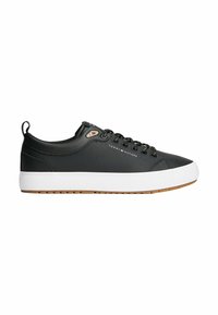 Schwarze Sportschuhe mit einer glatten synthetischen Oberseite, weißer Gummisohle, runder Zehenpartie und metallischen Ösen; mit einem Logo nahe der Schnürsenkel.