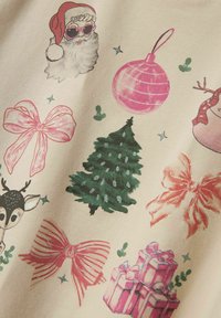 Tessuto beige chiaro con motivi natalizi stampati colorati: Babbo Natale con occhiali da sole, decorazioni rosa, fiocchi, un albero verde e regali incartati.