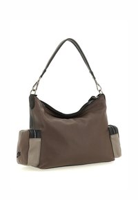 Borsa in pelle marrone con una finitura testurizzata e dettagli neri e grigi. Presenta una zip superiore e tasche laterali. Tracolla curva attaccata da hardware argentato.