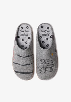 Hallid hallid sussid pehme tekstuuriga. Vasakul sussil on mustad triibud; paremal on Snoopy koerakuut ja väike kollane täht.