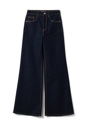 Jean en denim bleu foncé à jambes larges avec cinq poches, coutures contrastantes orange, fermeture à bouton et passants de ceinture.