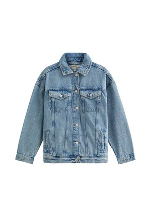 Chaqueta de denim azul claro con un cuello clásico, dos bolsillos frontales con solapas y cierre de botones en la parte delantera.