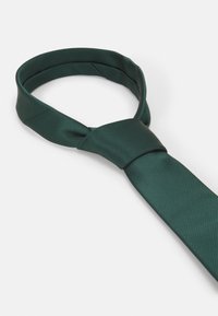Cravate vert foncé en satin texturé, présentant une couleur unie et un design classique de nœud anguleux.