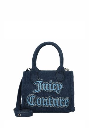 Sac en denim avec des bords effilochés, de couleur bleu foncé, avec des poignées doubles et une bandoulière réglable. Présente "Juicy Couture" brodé en bleu clair.