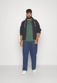 Lacoste PLUS - Camiseta básica - sequoia