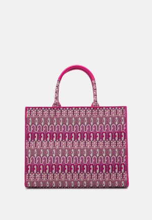 Rektangulær lyserød taske med to håndtag og gentaget geometrisk bue mønster i nuancer af pink, lilla og beige på hvid baggrund.