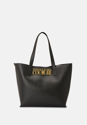 Schwarze Ledertasche mit zwei Griffen und goldenem "Versace Jeans Couture" Logo auf der Vorderseite.