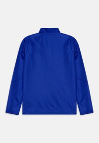 Chemise à manches longues bleue avec un col monté. Fabriquée en tissu lisse et léger. Dotée de manches montées et d'un ourlet droit.