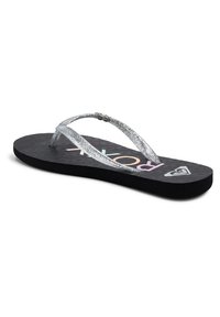 Hopea kimalteleva flip-flop, jossa on teksturoitu musta pohja, värikkäällä logotekstillä ja kolmion emblemillä jalkapohjassa.