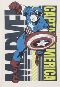 Ο Captain America με μπλε στολή και έμβλημα αστεριού, κόκκινα γάντια και μπότες, κρατώντας μια ασπίδα, με φόντο το κείμενο "Marvel" και "Captain America".