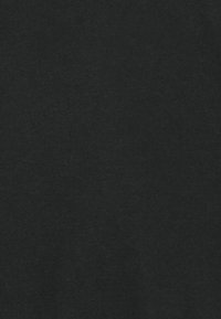 Tela de algodón negro, textura suave, distribución uniforme del color, sin patrones o adornos visibles, apariencia uniforme.