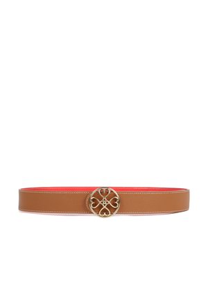 Ceinture en cuir marron avec une boucle circulaire en or ornée d'un design en forme de cœur. L'intérieur est rouge, avec des détails de couture blanche.