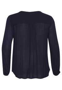 Mornarska bluza dugih rukava od lagane, prozirne tkanine, s okruglim izrezom, detaljem nabora na leđima i dugmadi na manžetama.