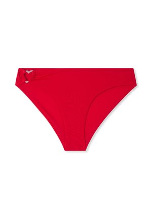 Parte inferiore del bikini rossa con dettaglio a nodo intrecciato e piccoli accenti di strass sul lato sinistro, vista dall'alto su sfondo bianco.