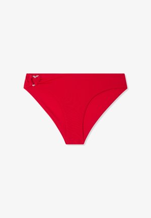 Parte inferiore del bikini rossa con dettaglio a nodo intrecciato e piccoli accenti di strass sul lato sinistro, vista dall'alto su sfondo bianco.