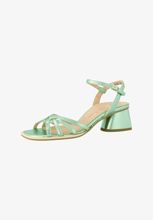 Sandal en métal vert menthe avec orteils ouverts, plusieurs sangles croisées et un petit talon carré. Texture lisse et bride de cheville ajustable.